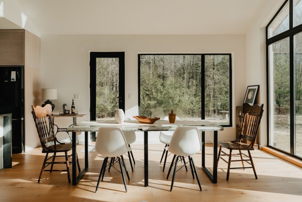 Chalet dining area (IG: @clay.banks)